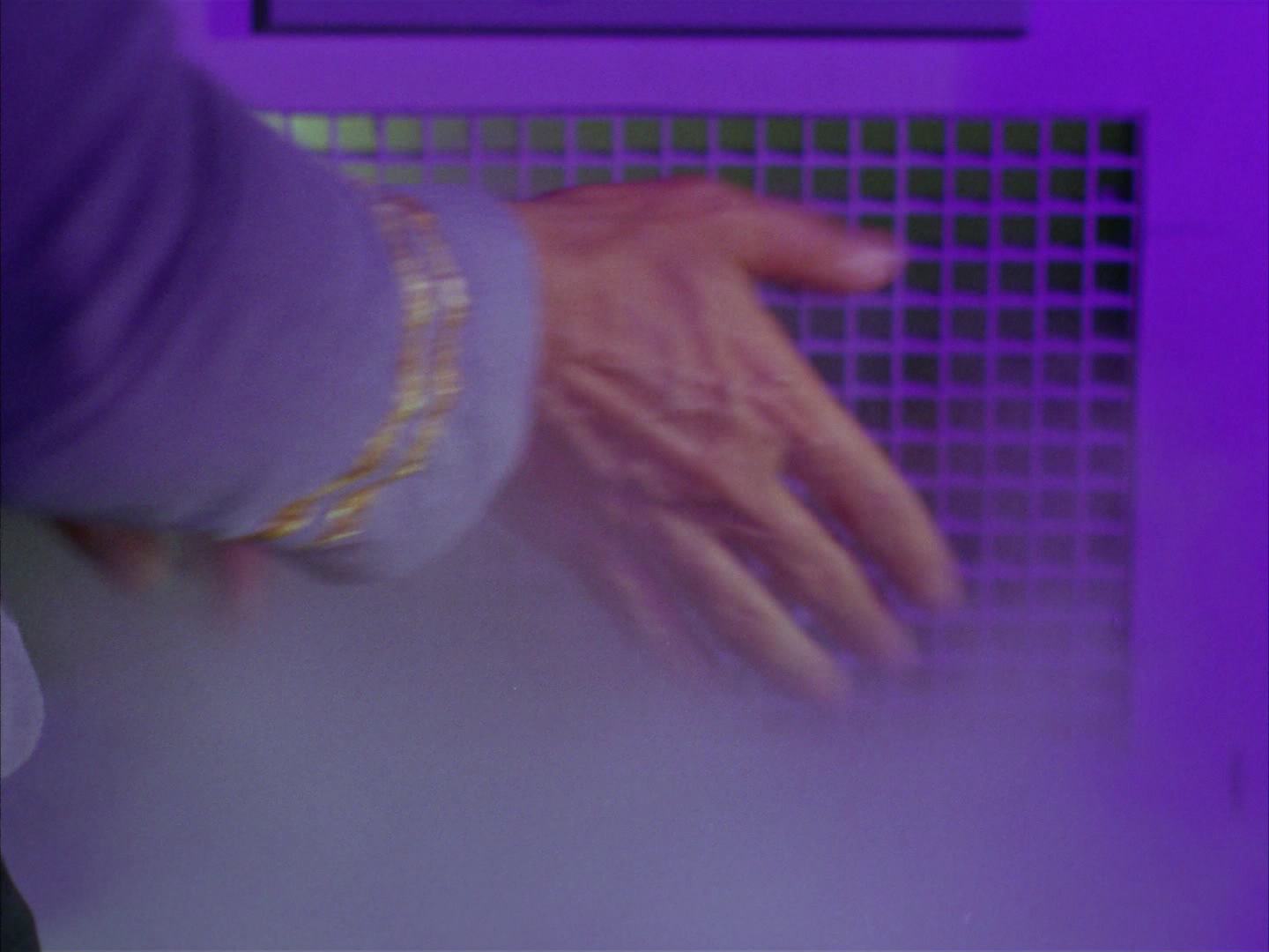 ariane179254_StarTrek_2x13_Obsession_2545.jpg