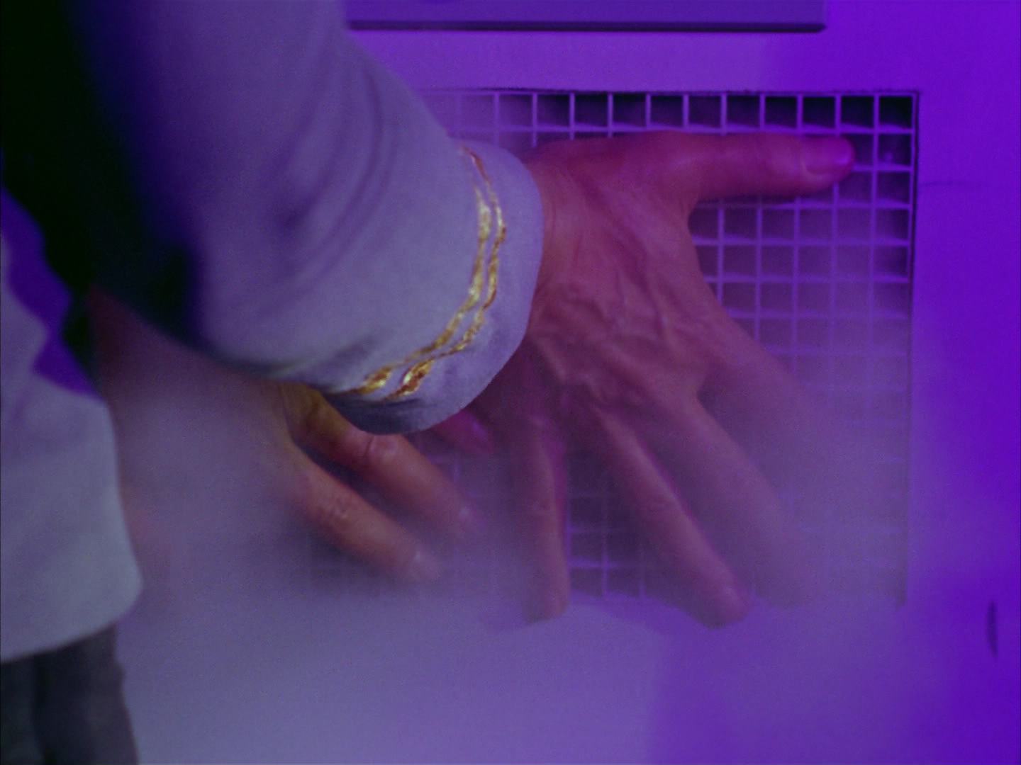 ariane179254_StarTrek_2x13_Obsession_2548.jpg