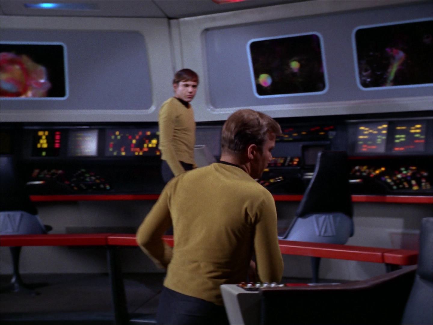 ariane179254_StarTrek_2x13_Obsession_2566.jpg