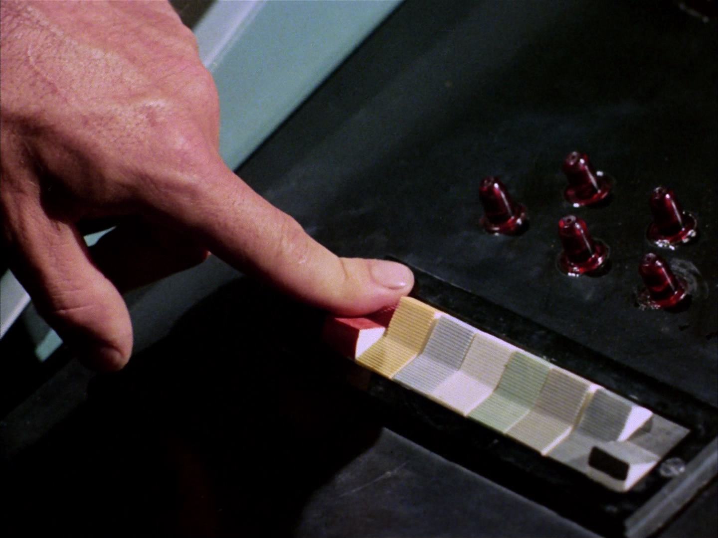 ariane179254_StarTrek_2x13_Obsession_2574.jpg