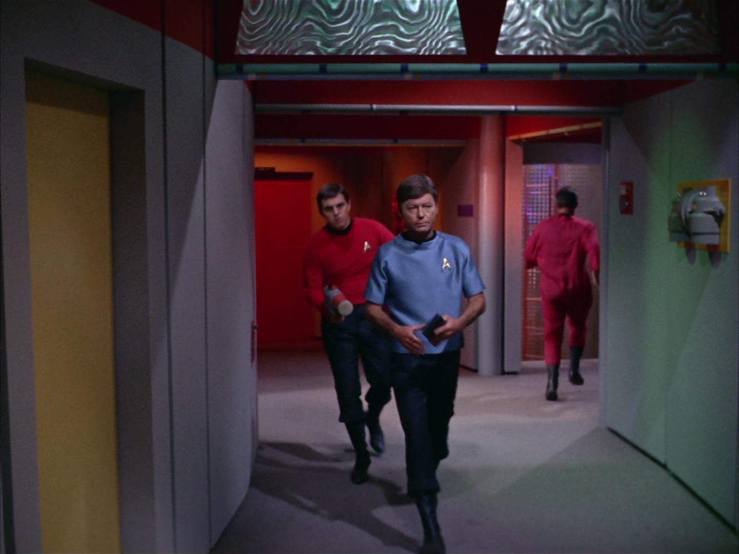 ariane179254_StarTrek_2x13_Obsession_2585.jpg