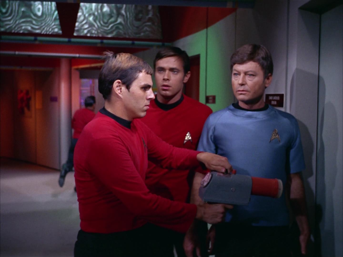 ariane179254_StarTrek_2x13_Obsession_2589.jpg