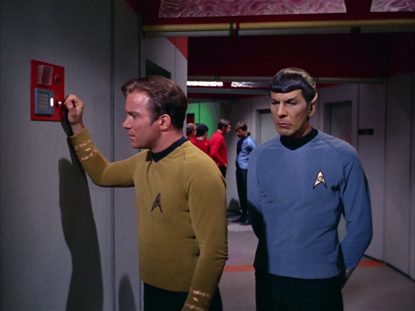 ariane179254_StarTrek_2x13_Obsession_2699.jpg