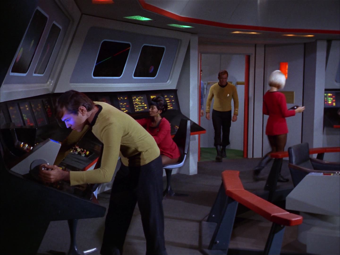 ariane179254_StarTrek_2x13_Obsession_2803.jpg