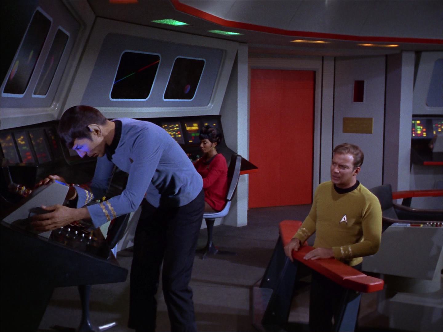 ariane179254_StarTrek_2x13_Obsession_2820.jpg