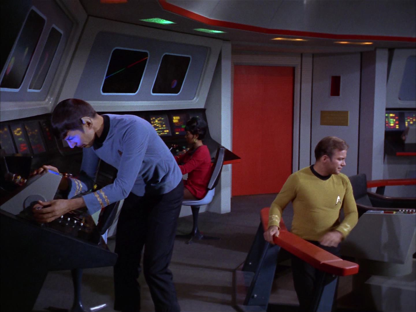 ariane179254_StarTrek_2x13_Obsession_2824.jpg