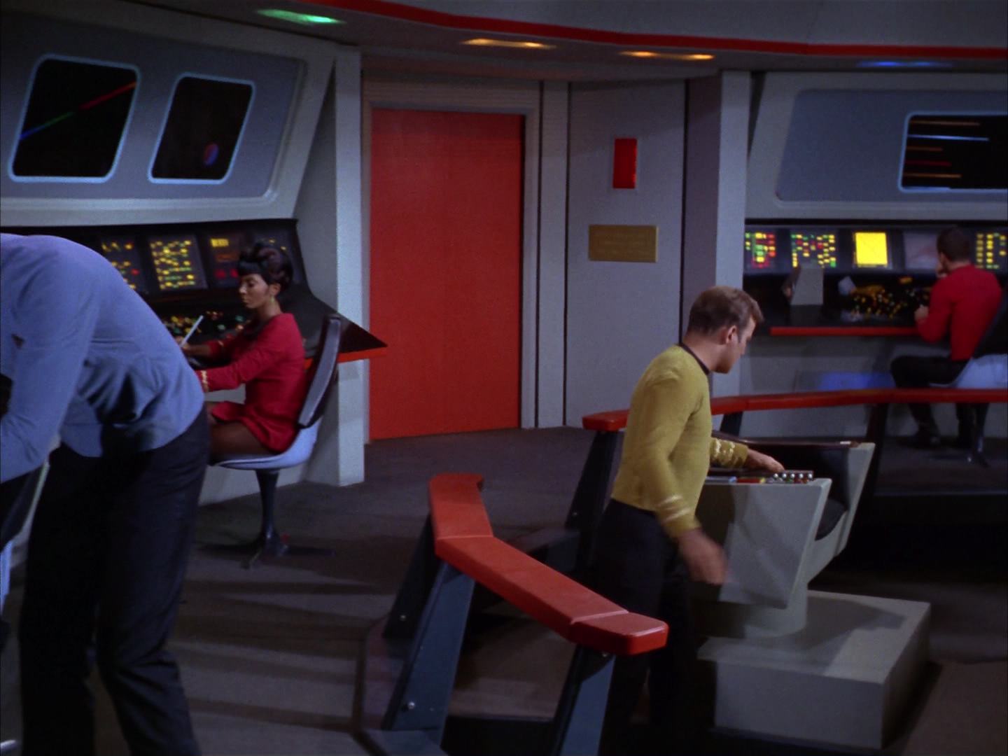 ariane179254_StarTrek_2x13_Obsession_2825.jpg
