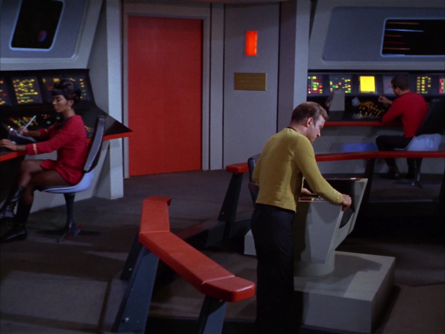 ariane179254_StarTrek_2x13_Obsession_2826.jpg
