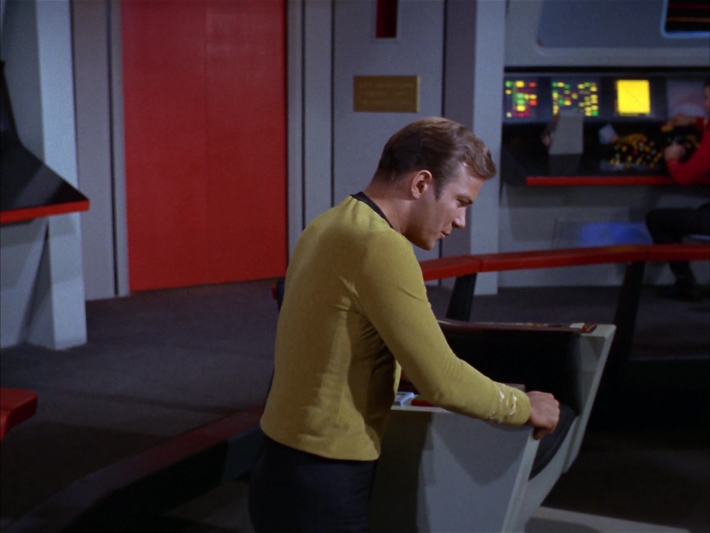 ariane179254_StarTrek_2x13_Obsession_2829.jpg