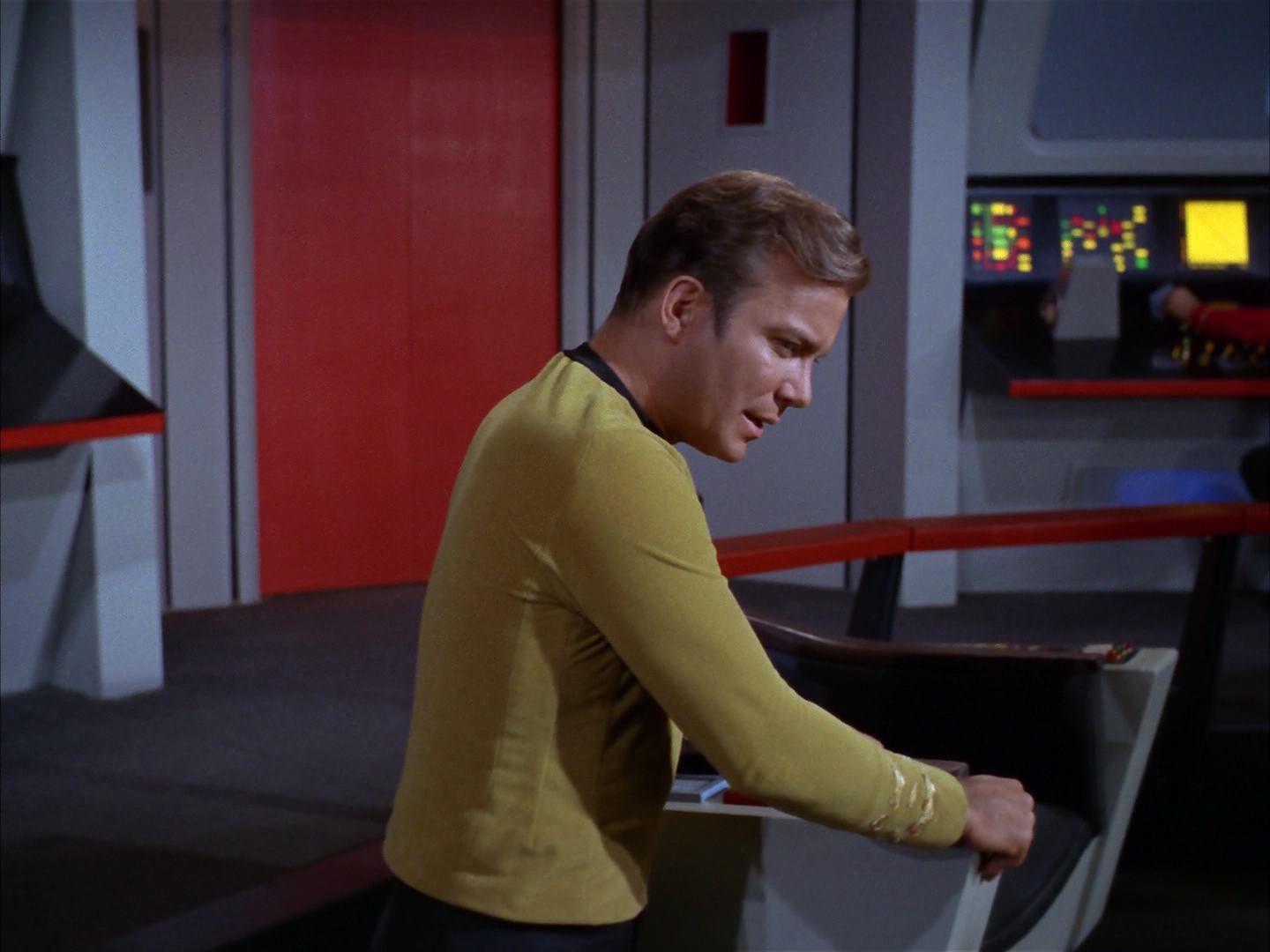 ariane179254_StarTrek_2x13_Obsession_2831.jpg