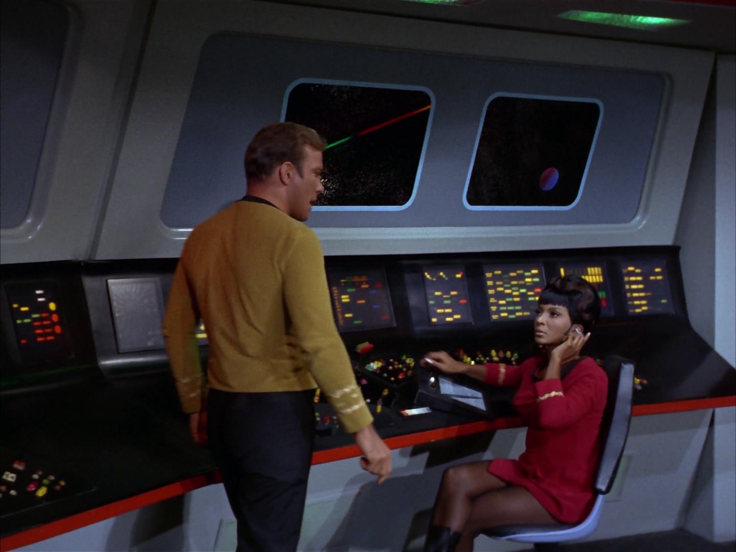 ariane179254_StarTrek_2x13_Obsession_2901.jpg