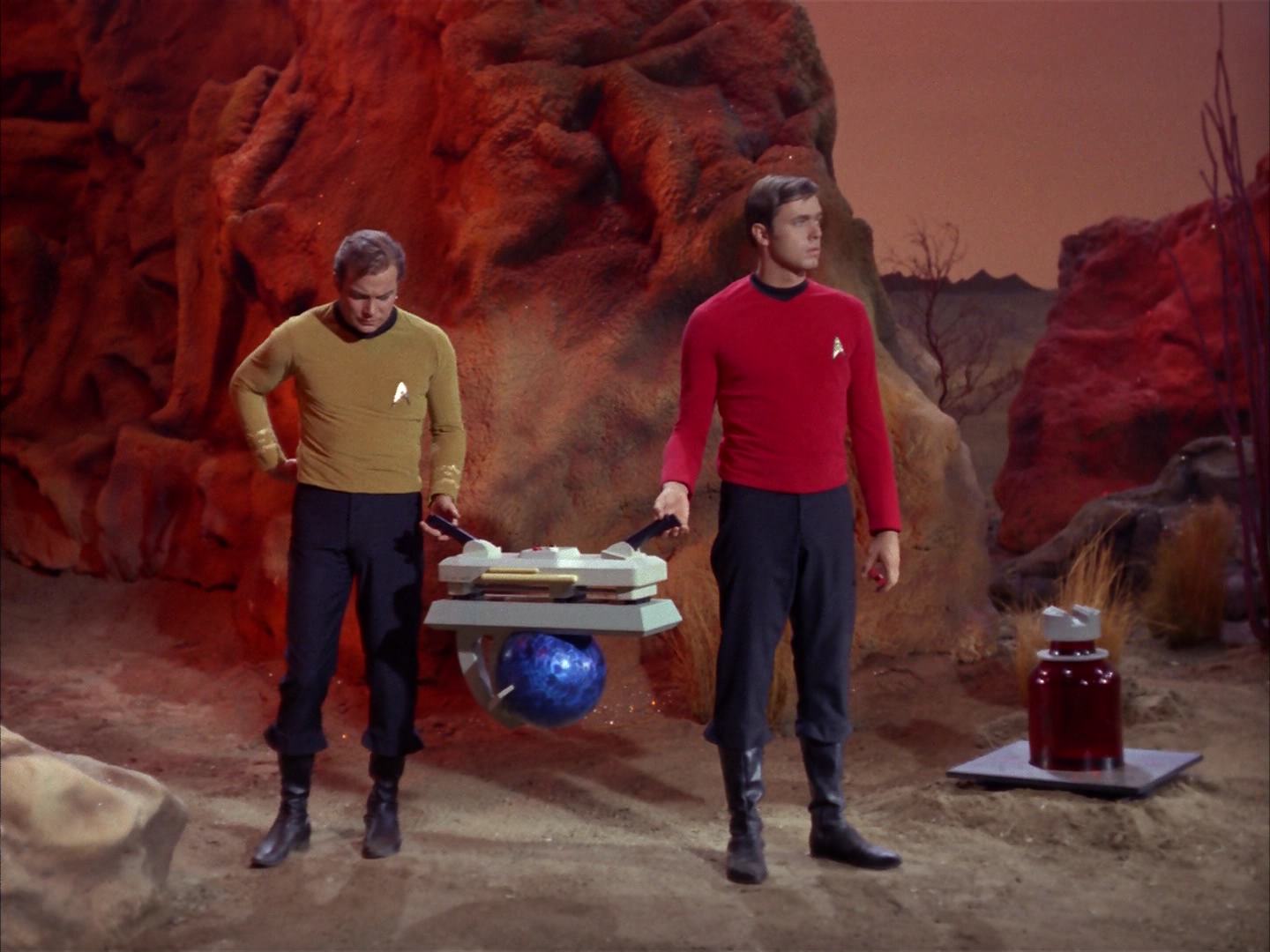 ariane179254_StarTrek_2x13_Obsession_3046.jpg