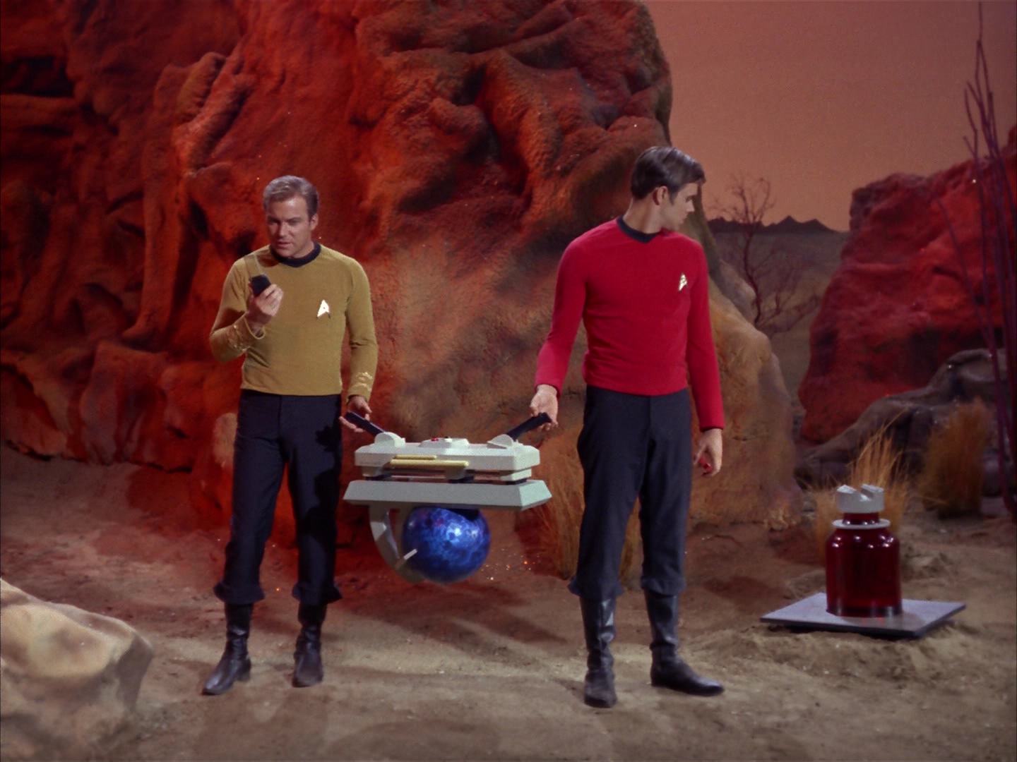 ariane179254_StarTrek_2x13_Obsession_3048.jpg