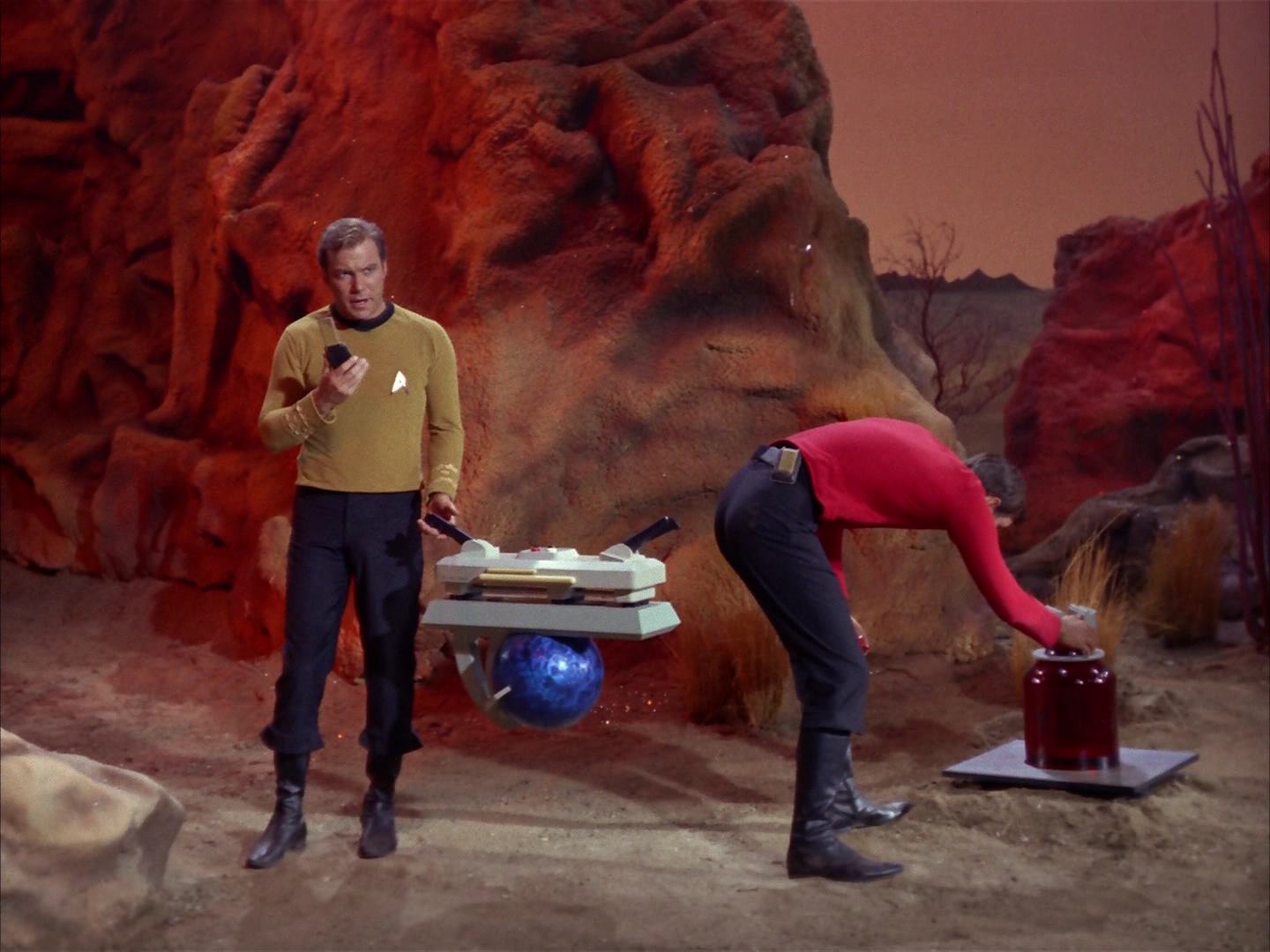 ariane179254_StarTrek_2x13_Obsession_3051.jpg