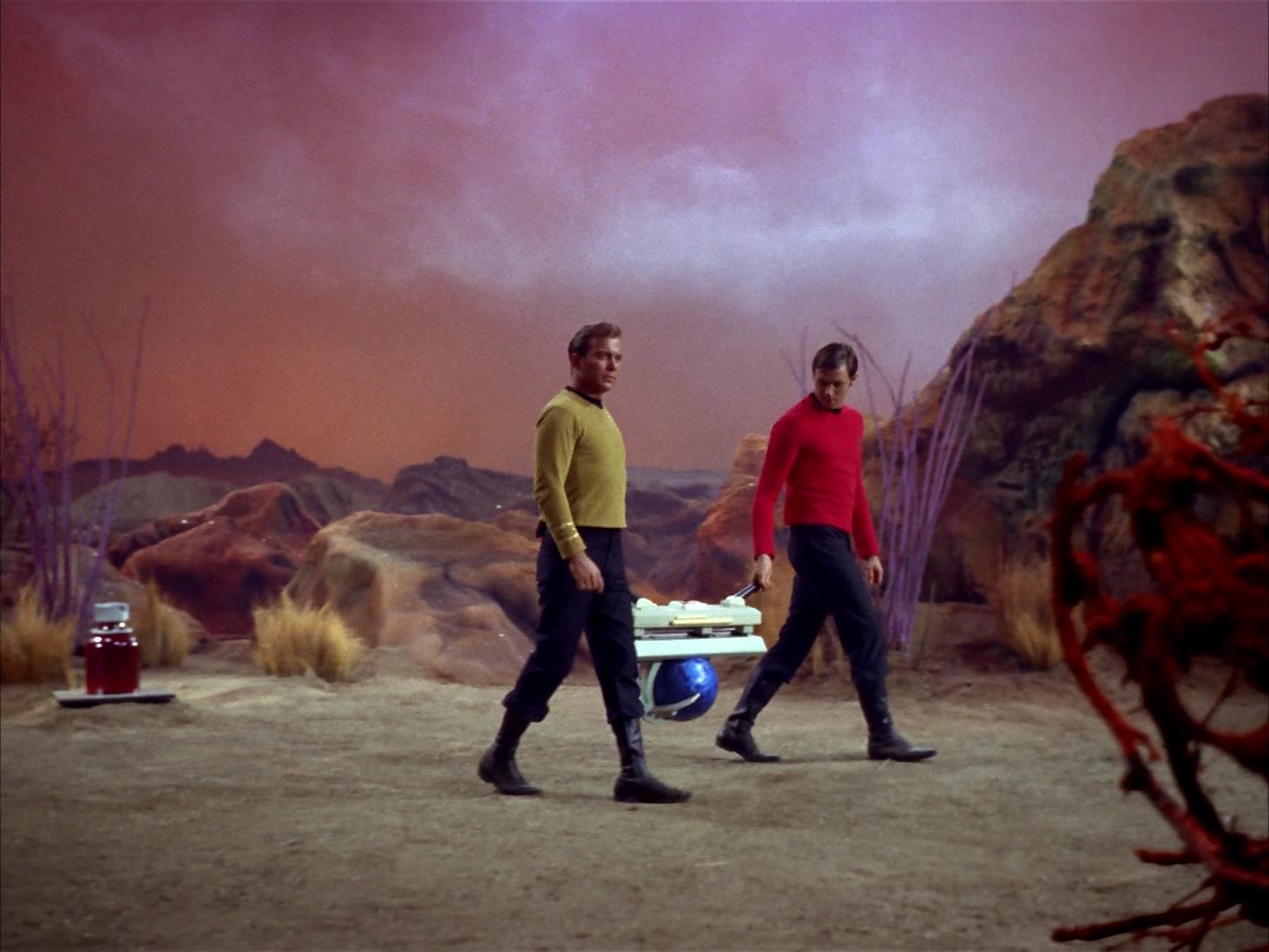 ariane179254_StarTrek_2x13_Obsession_3064.jpg