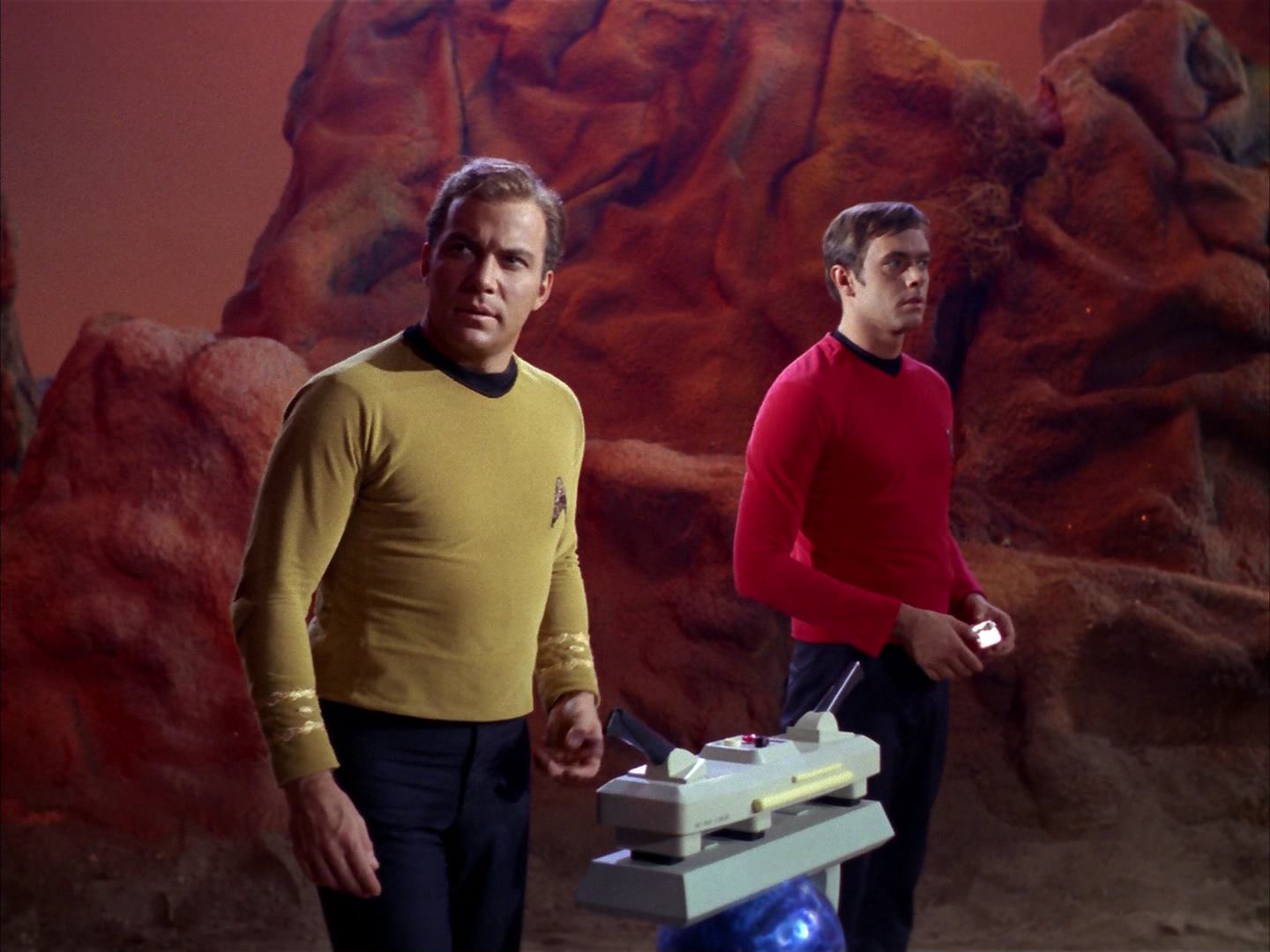ariane179254_StarTrek_2x13_Obsession_3079.jpg