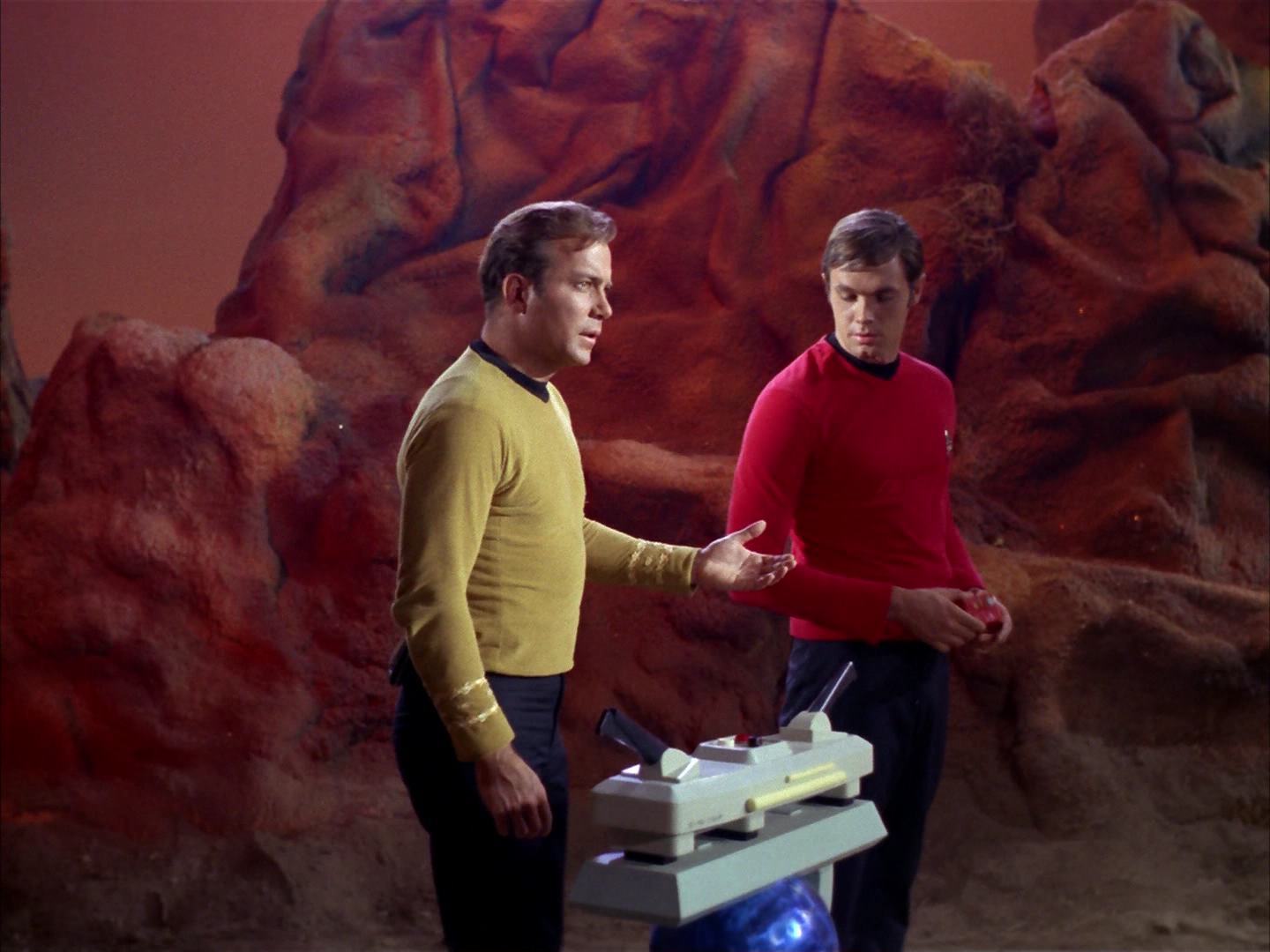 ariane179254_StarTrek_2x13_Obsession_3083.jpg
