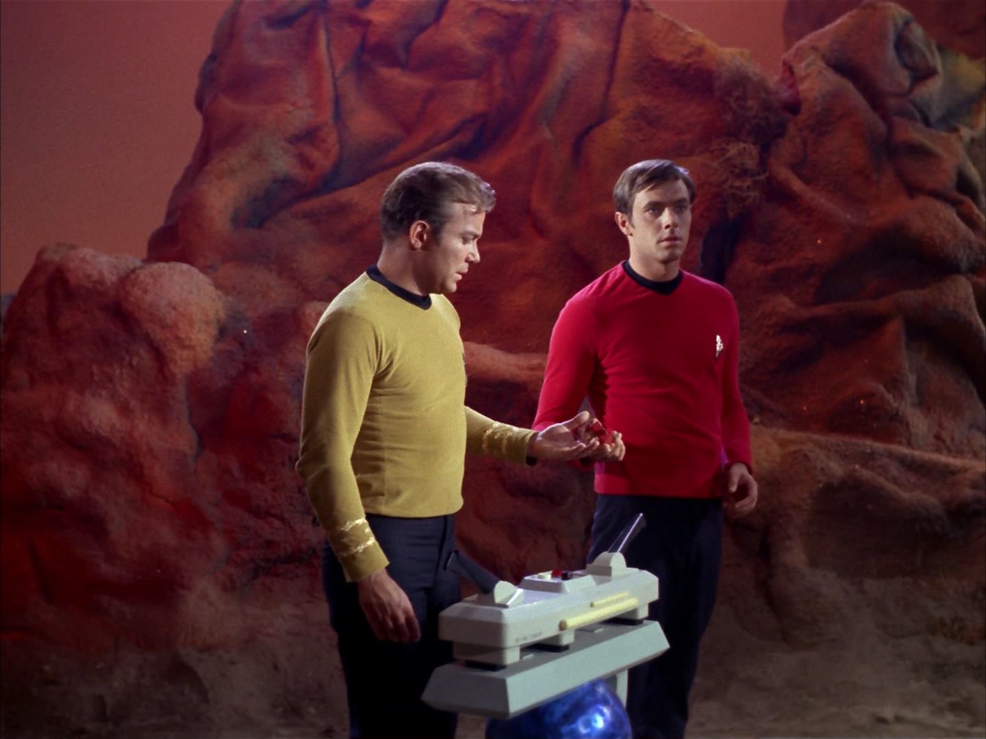 ariane179254_StarTrek_2x13_Obsession_3084.jpg