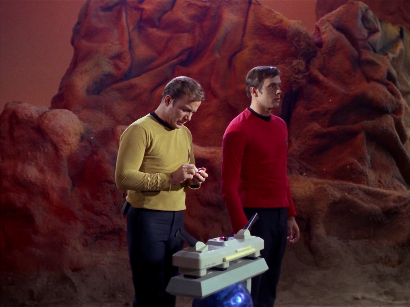 ariane179254_StarTrek_2x13_Obsession_3087.jpg