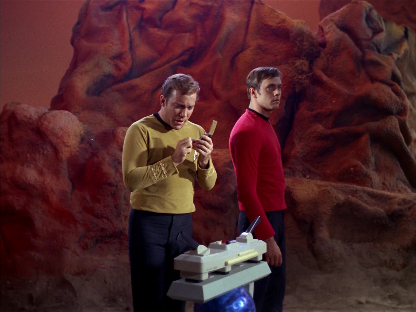 ariane179254_StarTrek_2x13_Obsession_3104.jpg