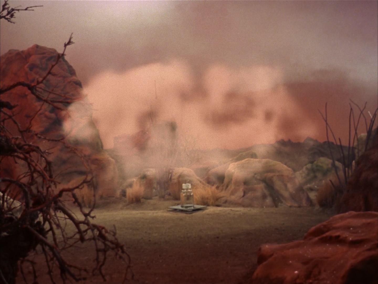 ariane179254_StarTrek_2x13_Obsession_3139.jpg