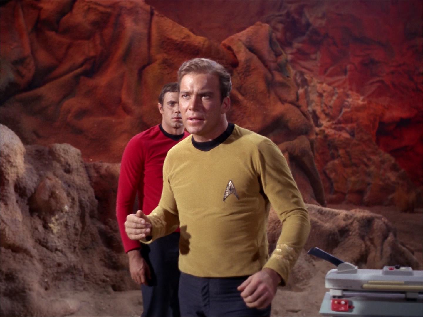 ariane179254_StarTrek_2x13_Obsession_3149.jpg
