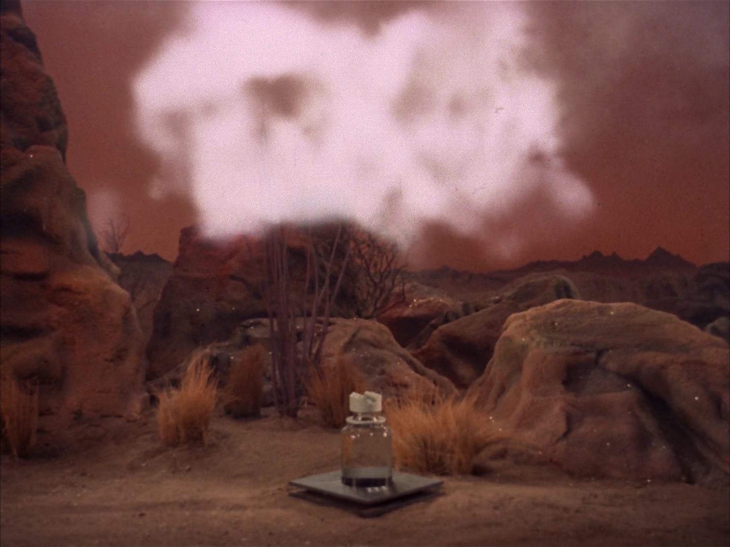 ariane179254_StarTrek_2x13_Obsession_3155.jpg