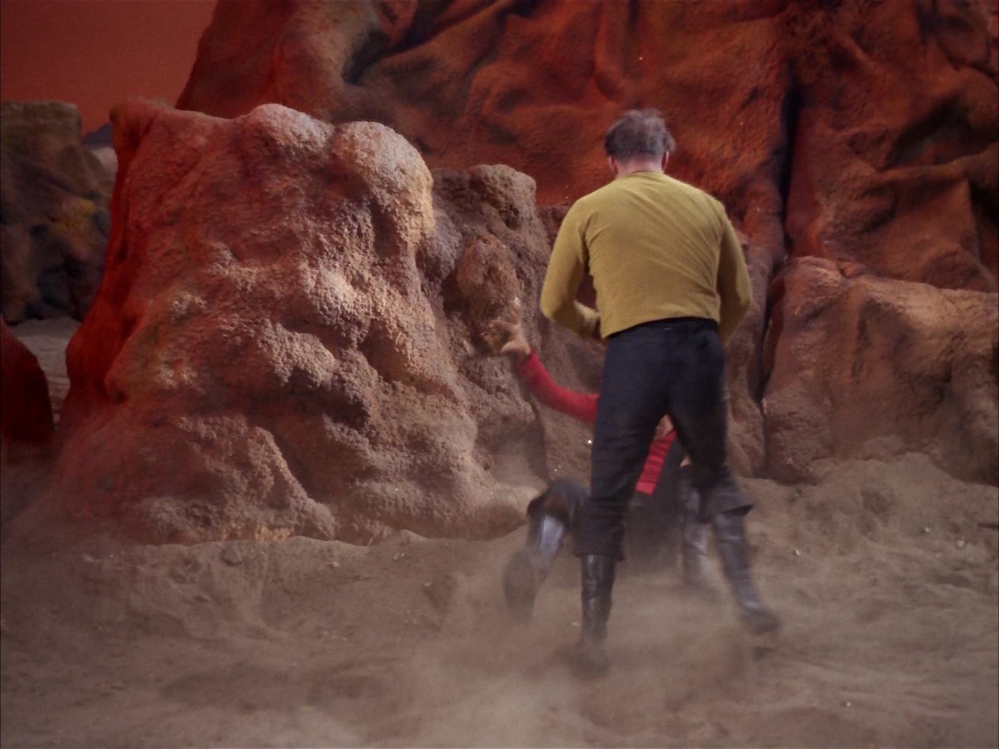 ariane179254_StarTrek_2x13_Obsession_3174.jpg