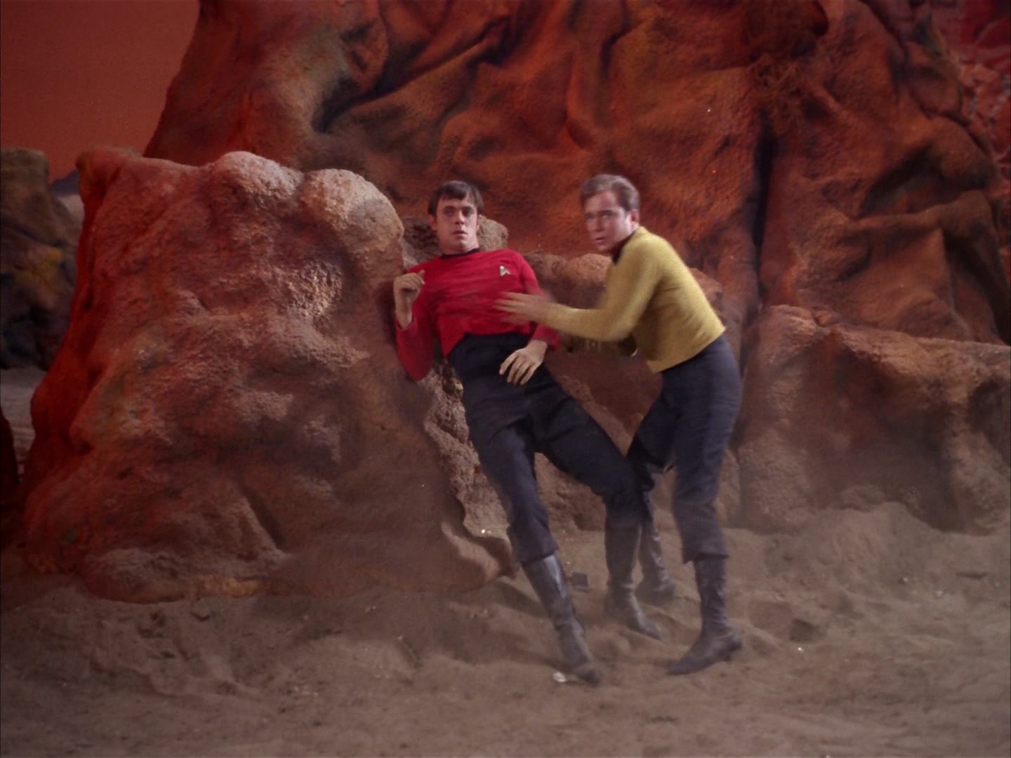 ariane179254_StarTrek_2x13_Obsession_3179.jpg