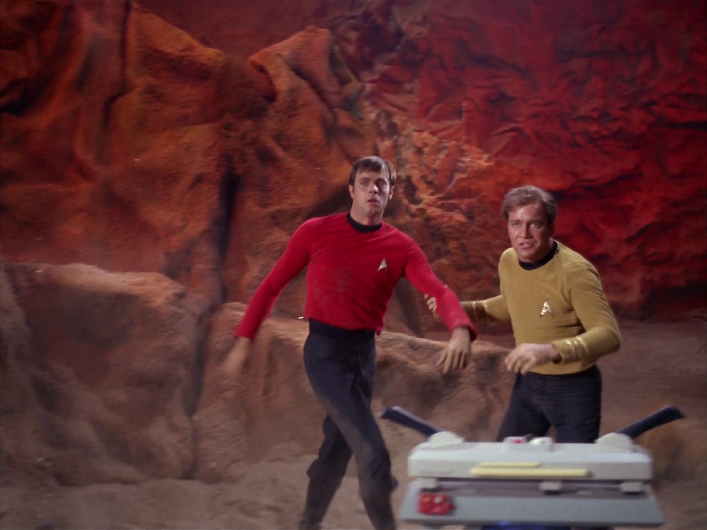 ariane179254_StarTrek_2x13_Obsession_3181.jpg