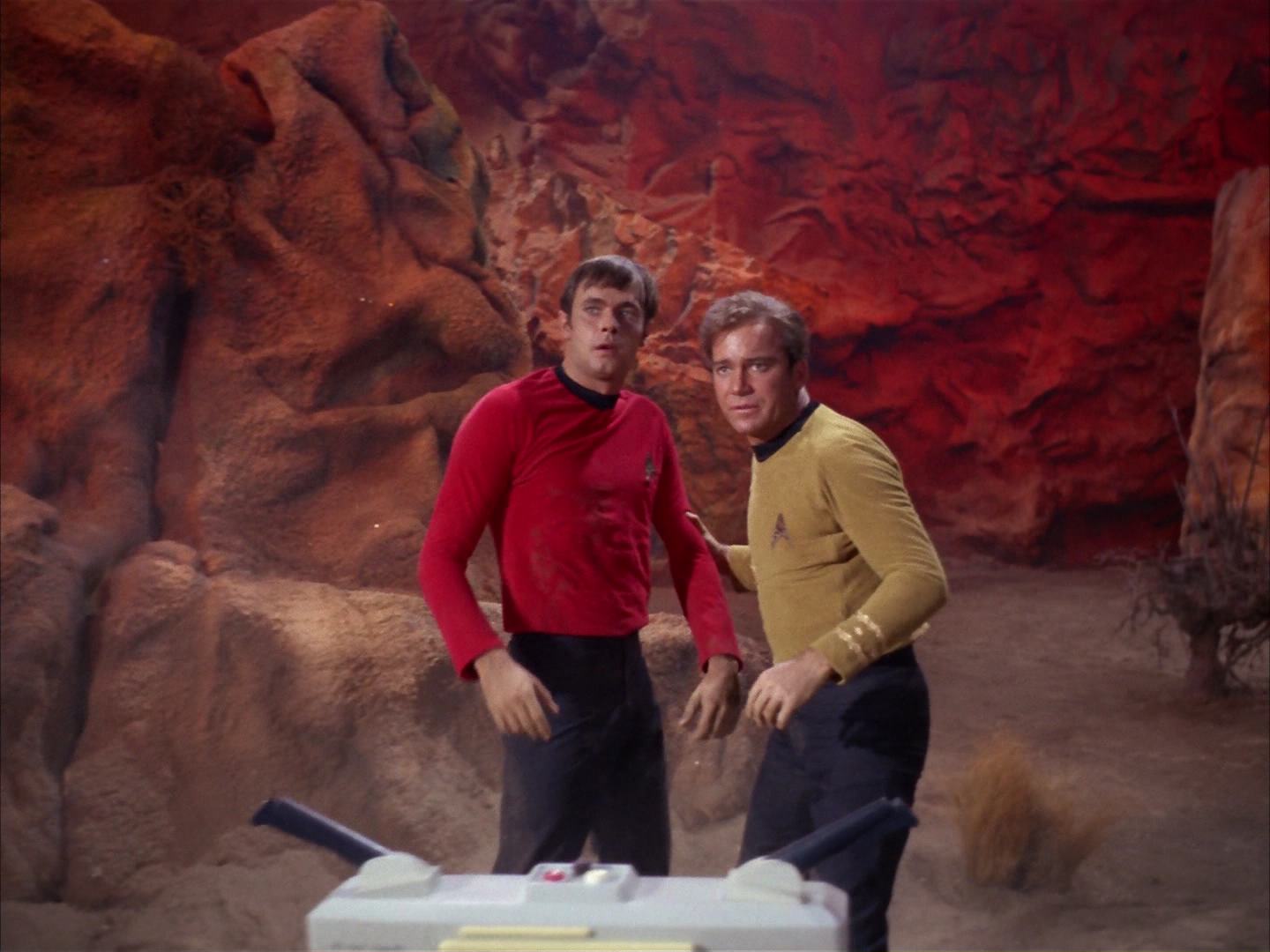 ariane179254_StarTrek_2x13_Obsession_3182.jpg