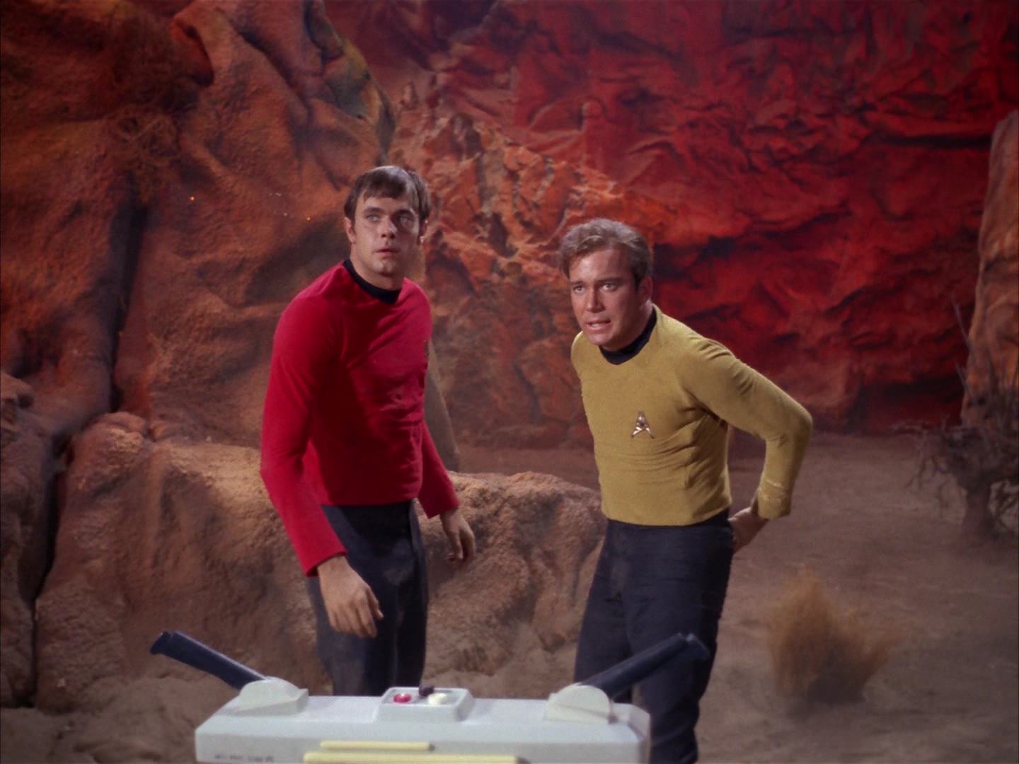 ariane179254_StarTrek_2x13_Obsession_3184.jpg