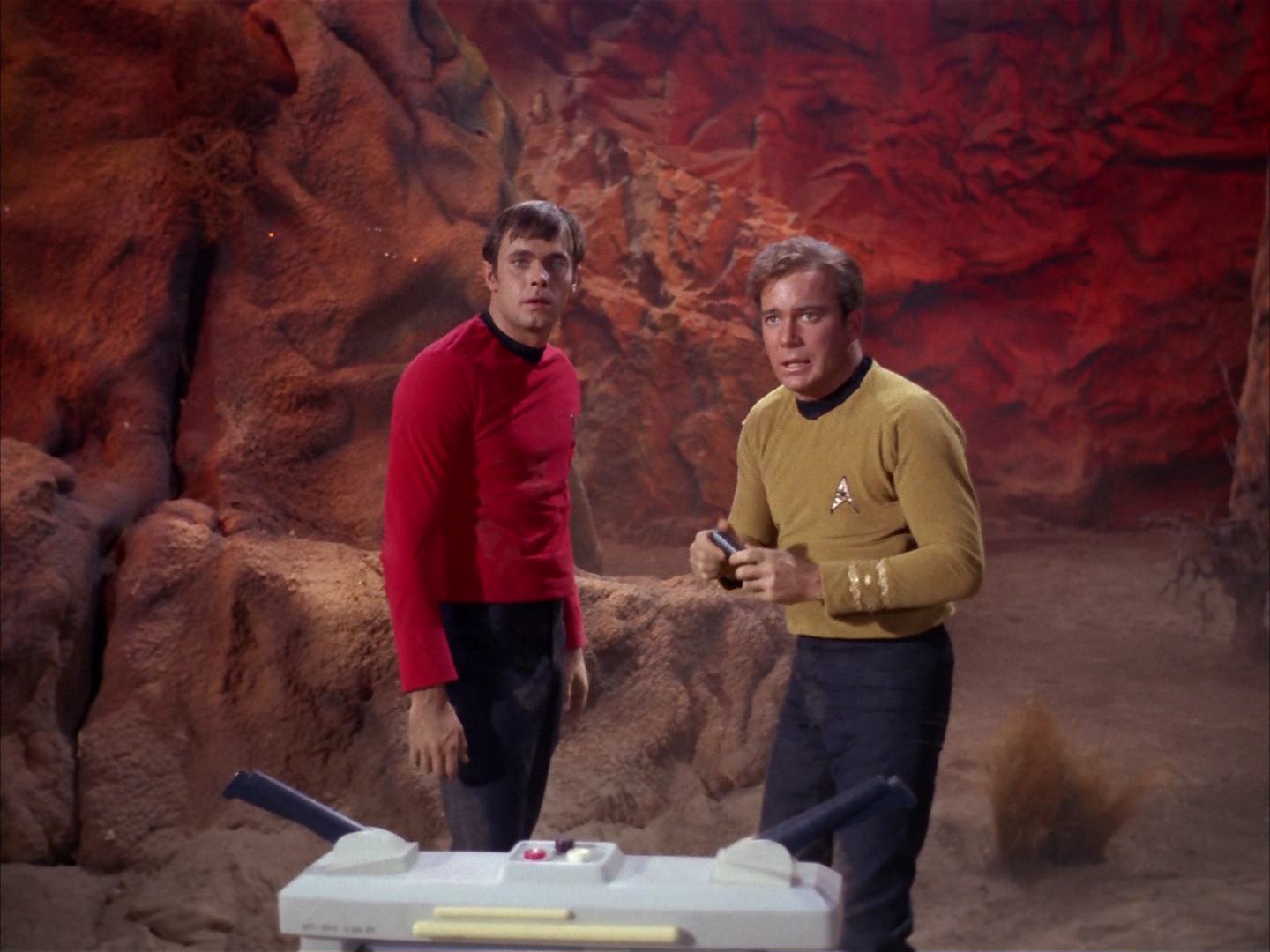 ariane179254_StarTrek_2x13_Obsession_3186.jpg
