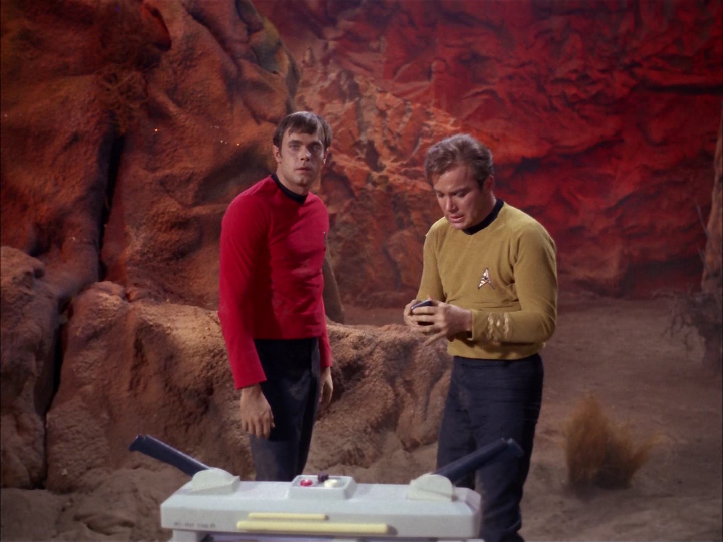 ariane179254_StarTrek_2x13_Obsession_3187.jpg