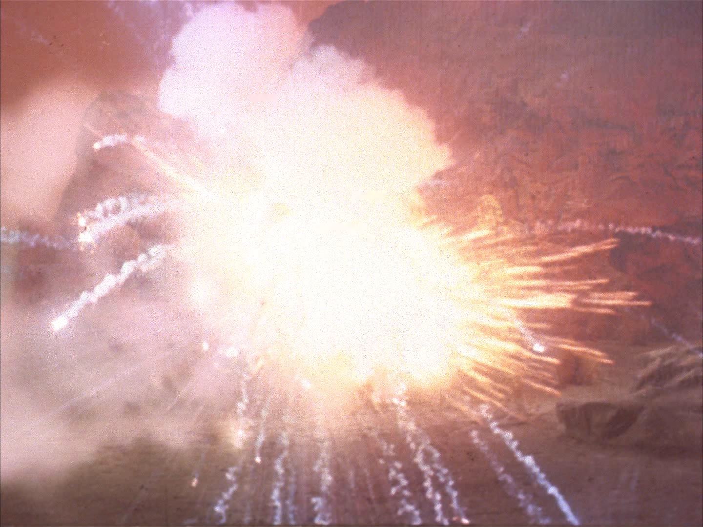 ariane179254_StarTrek_2x13_Obsession_3245.jpg