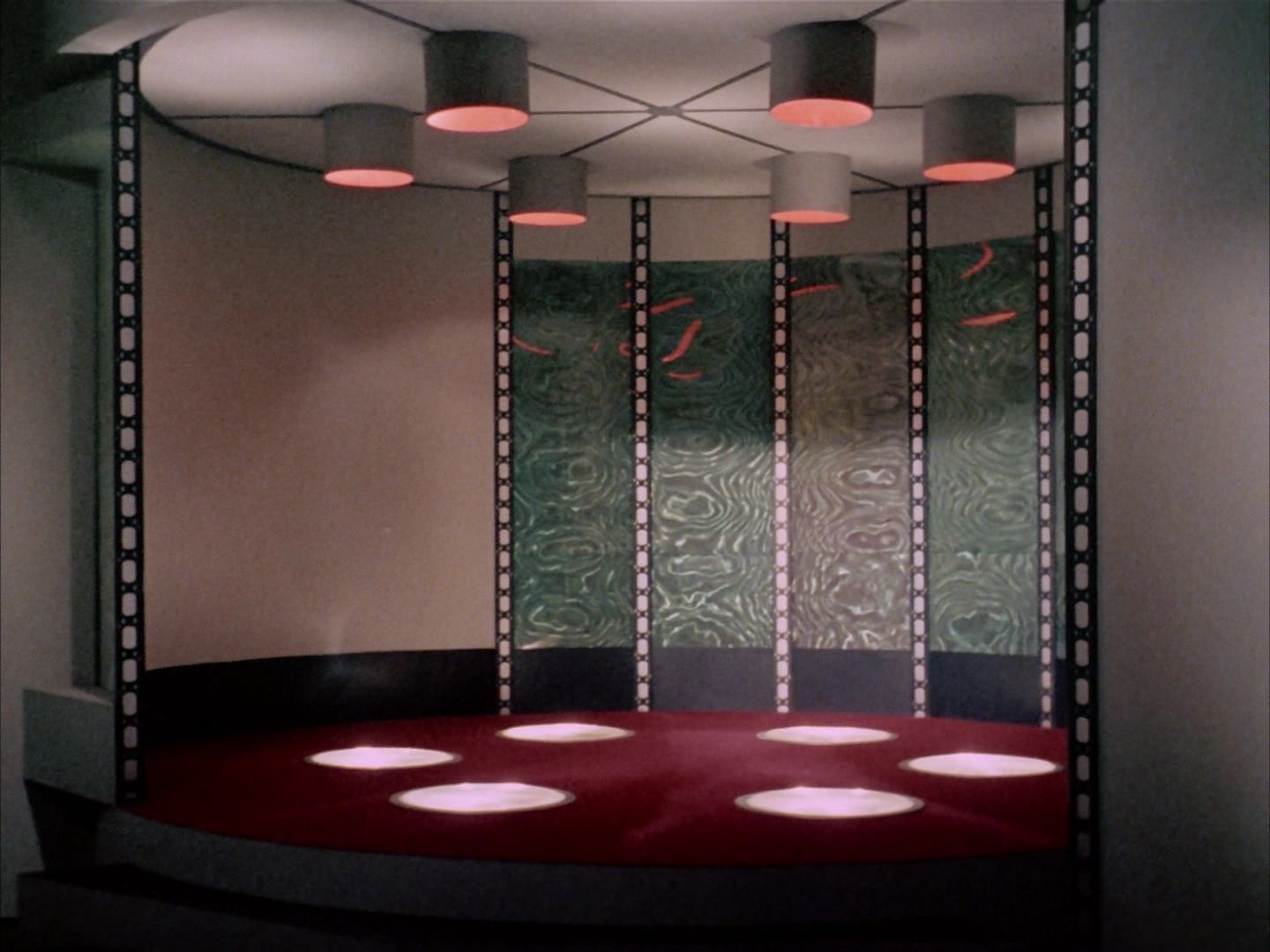 ariane179254_StarTrek_2x13_Obsession_3255.jpg