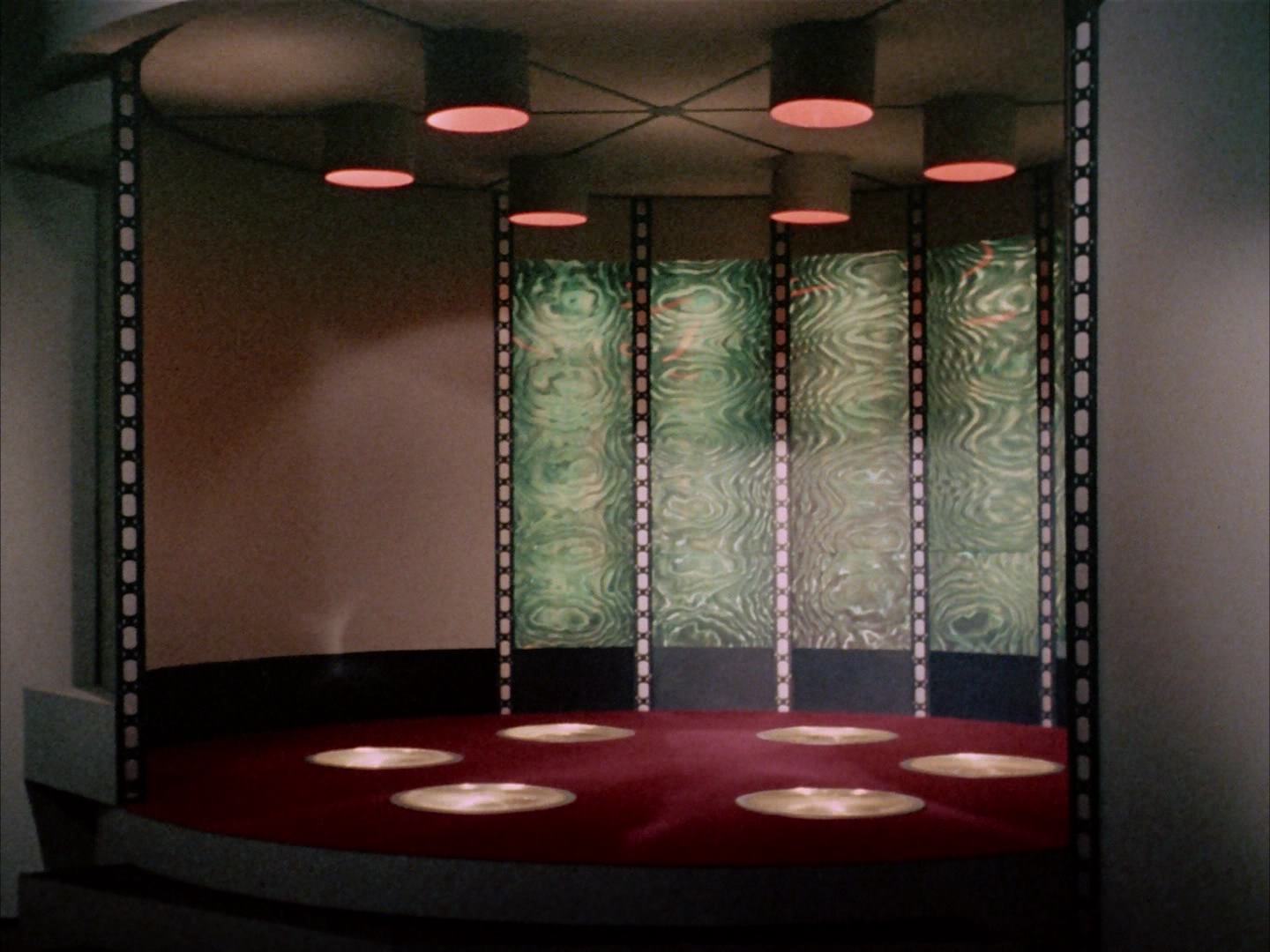 ariane179254_StarTrek_2x13_Obsession_3256.jpg