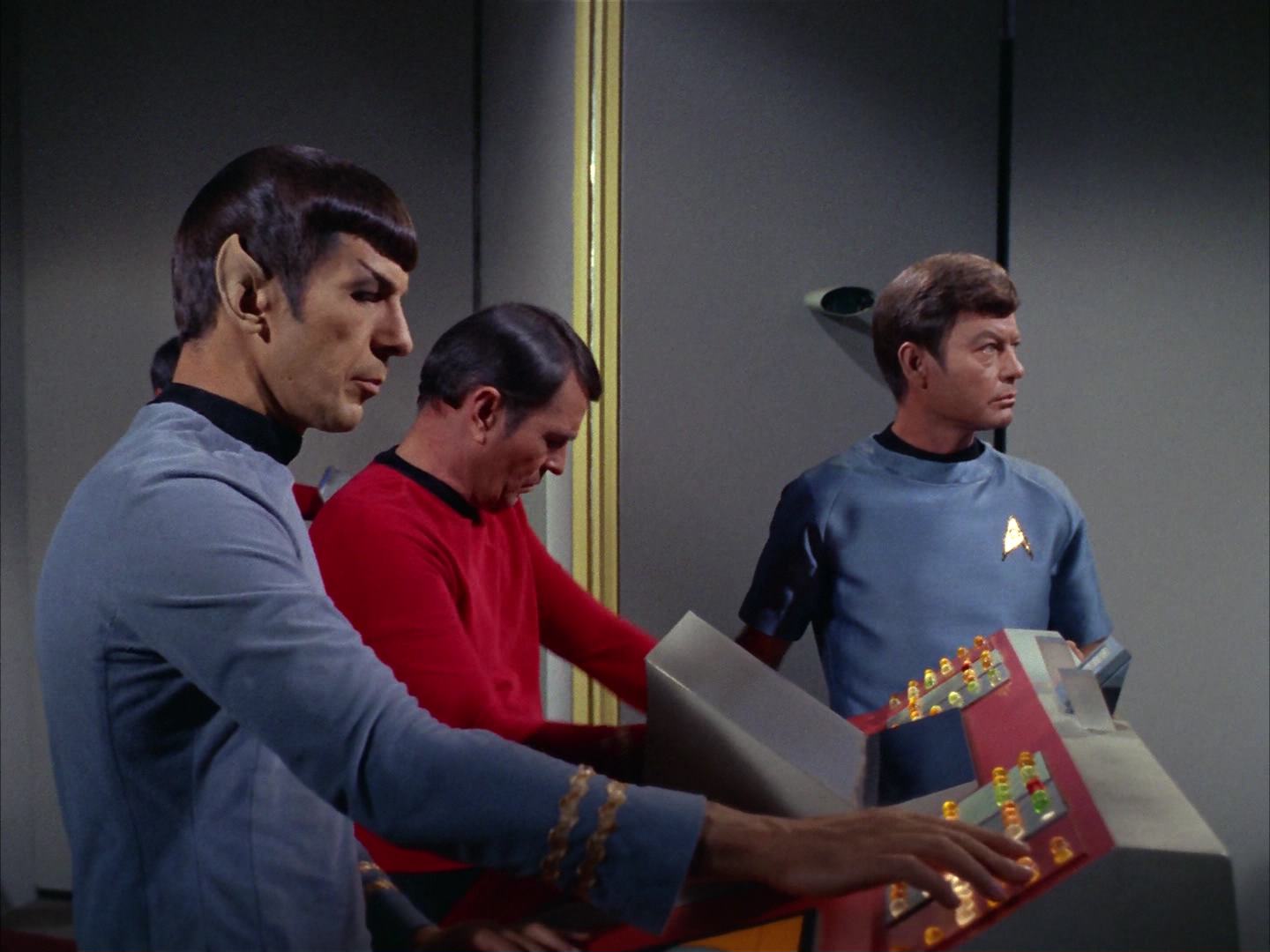 ariane179254_StarTrek_2x13_Obsession_3259.jpg