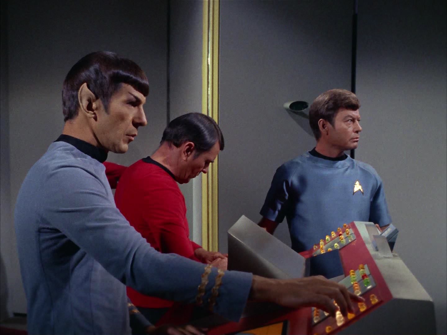 ariane179254_StarTrek_2x13_Obsession_3261.jpg