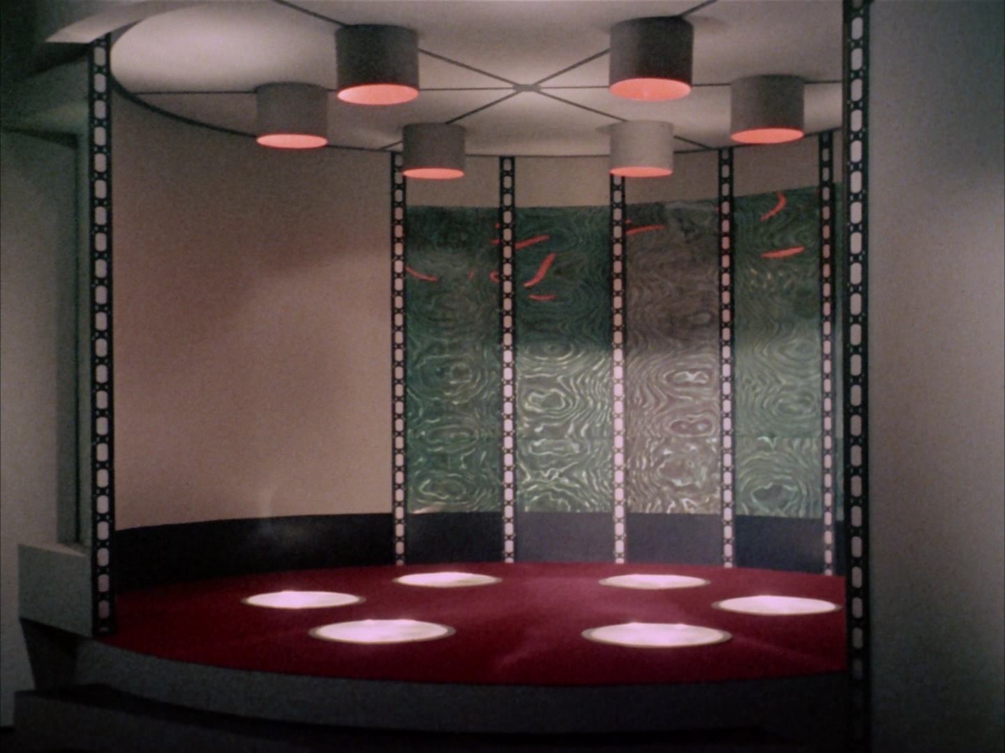 ariane179254_StarTrek_2x13_Obsession_3265.jpg