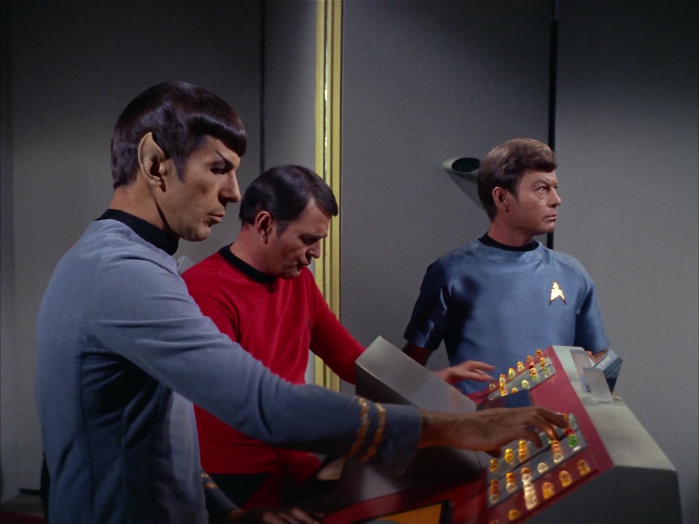 ariane179254_StarTrek_2x13_Obsession_3267.jpg