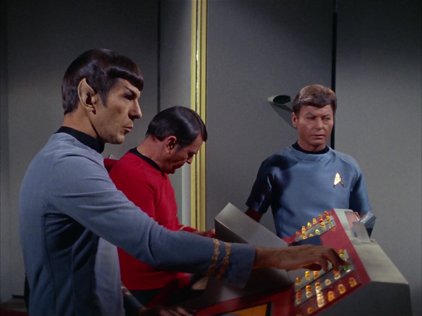 ariane179254_StarTrek_2x13_Obsession_3278.jpg