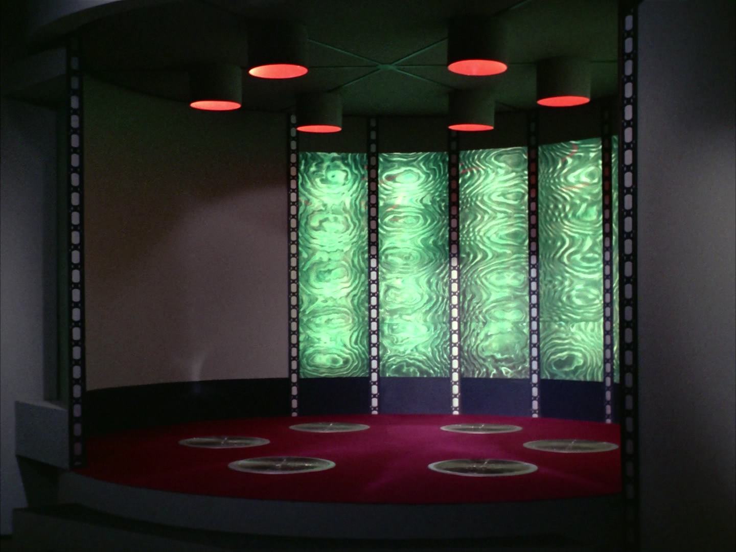 ariane179254_StarTrek_2x13_Obsession_3281.jpg