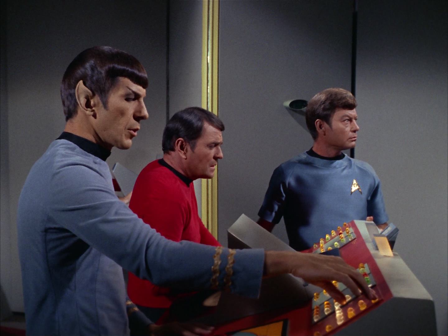 ariane179254_StarTrek_2x13_Obsession_3296.jpg