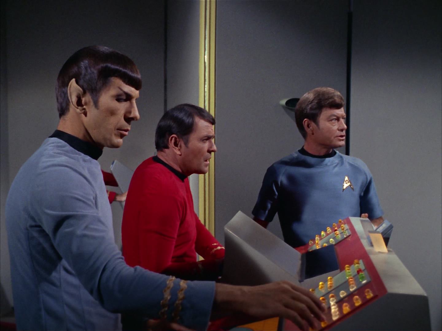ariane179254_StarTrek_2x13_Obsession_3299.jpg
