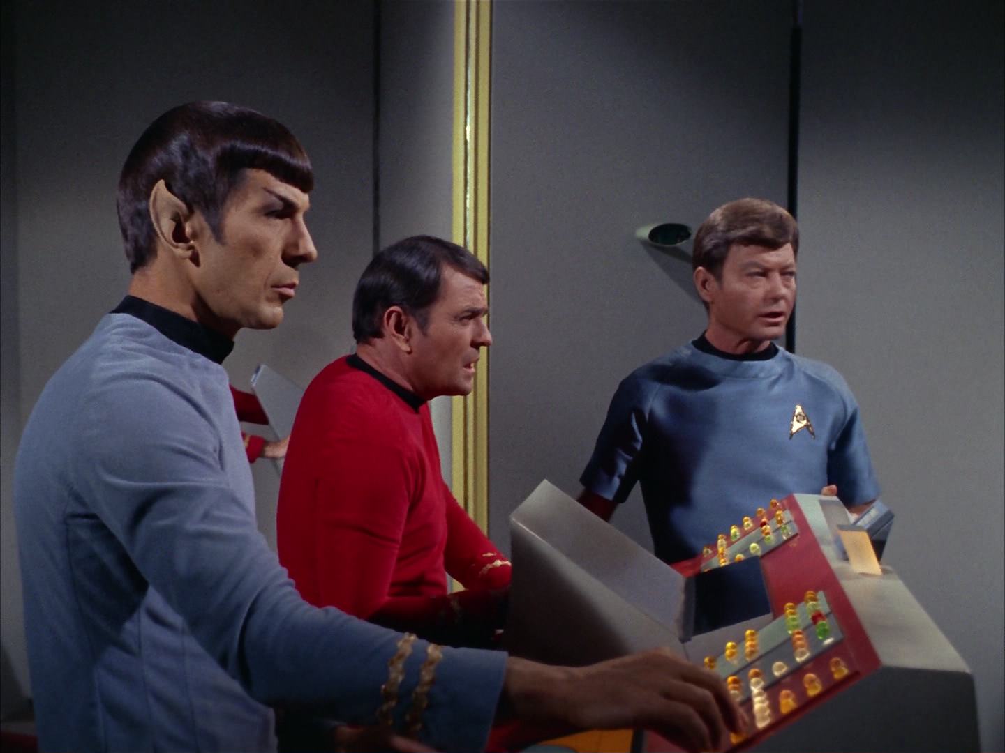 ariane179254_StarTrek_2x13_Obsession_3301.jpg