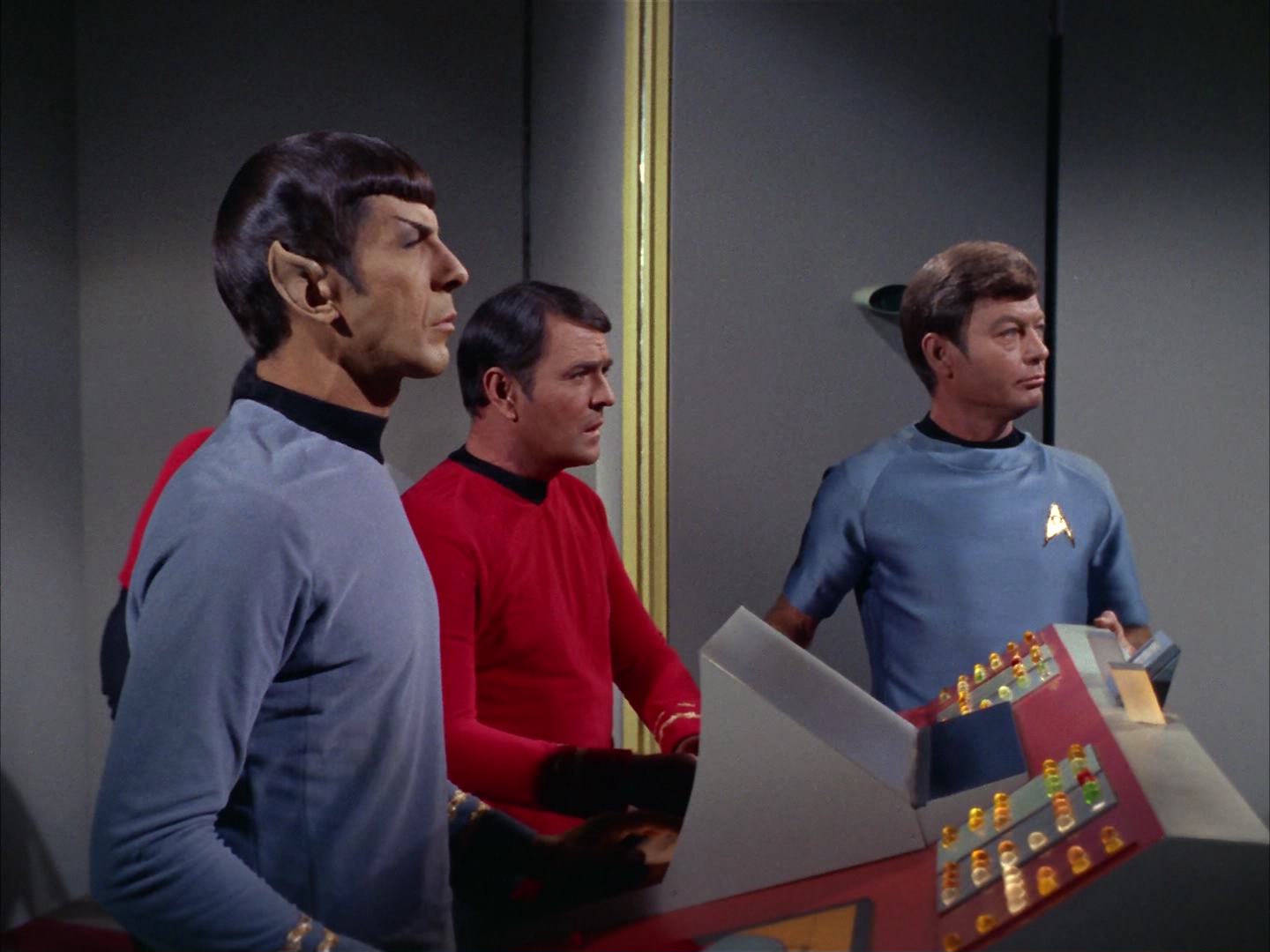 ariane179254_StarTrek_2x13_Obsession_3320.jpg