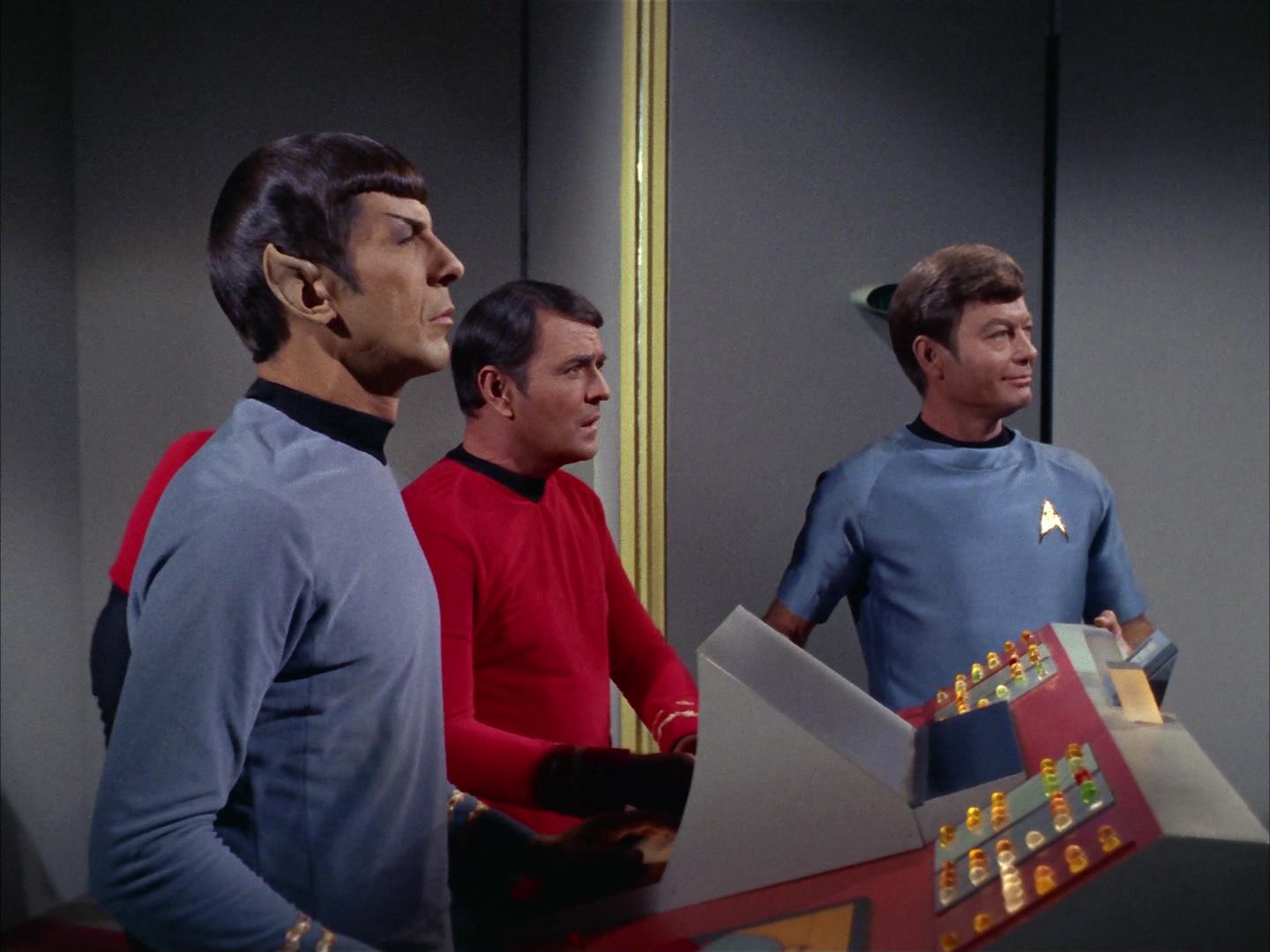 ariane179254_StarTrek_2x13_Obsession_3321.jpg