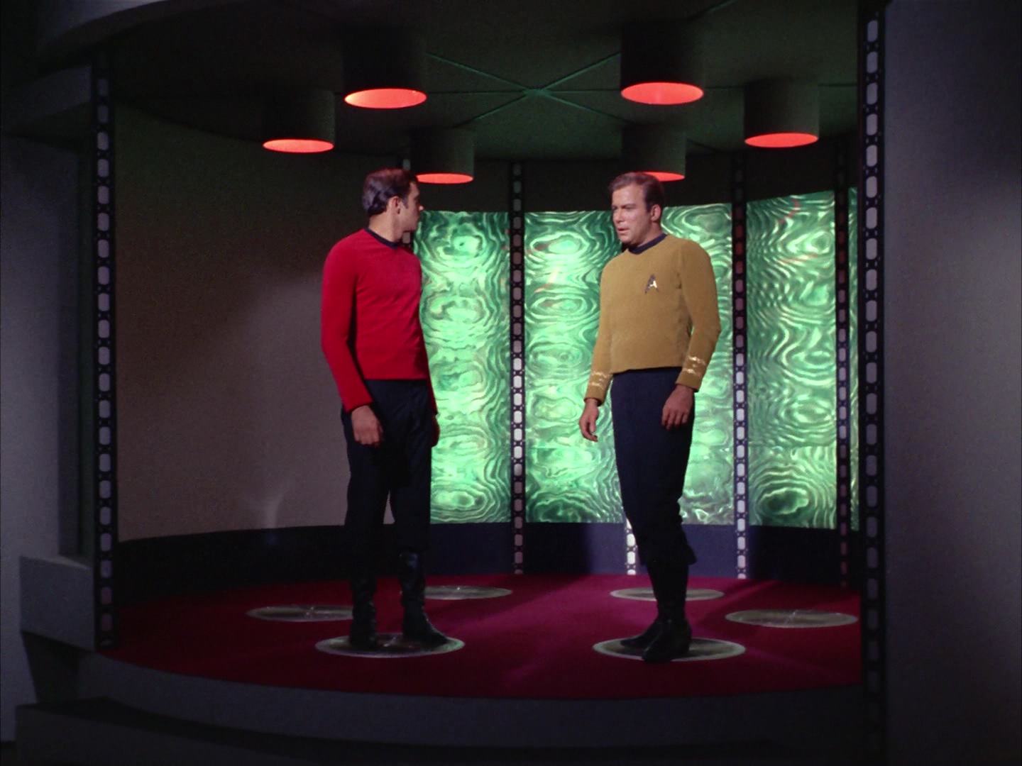 ariane179254_StarTrek_2x13_Obsession_3322.jpg