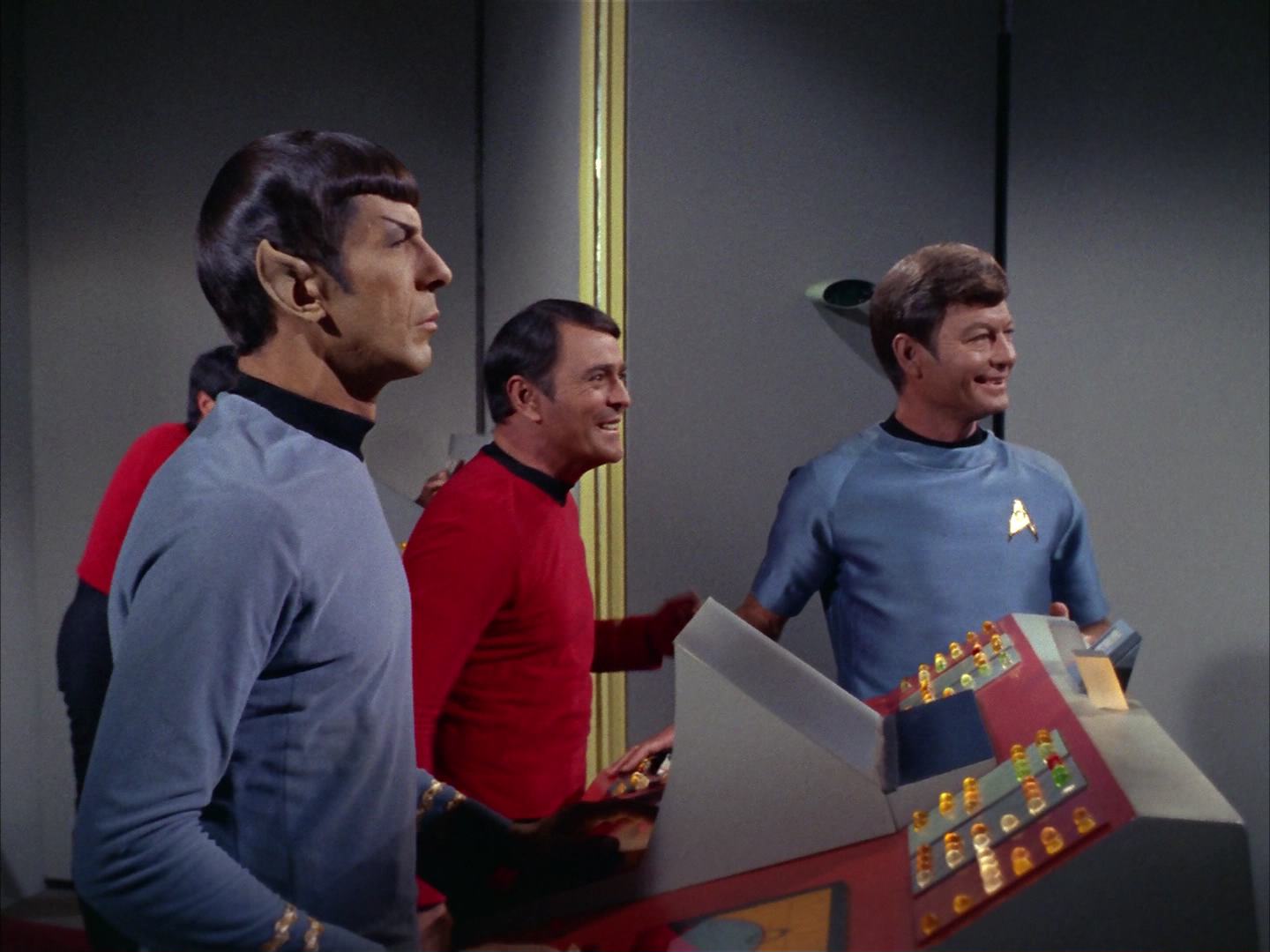 ariane179254_StarTrek_2x13_Obsession_3326.jpg